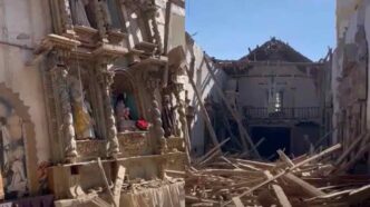 Il terremoto in Perù ha fatto crollare il tetto della chiesa di San Giacomo Apostolo a Chongos Bajo, ma l'immagine della Vergine è rimasta intatta tra le macerie.