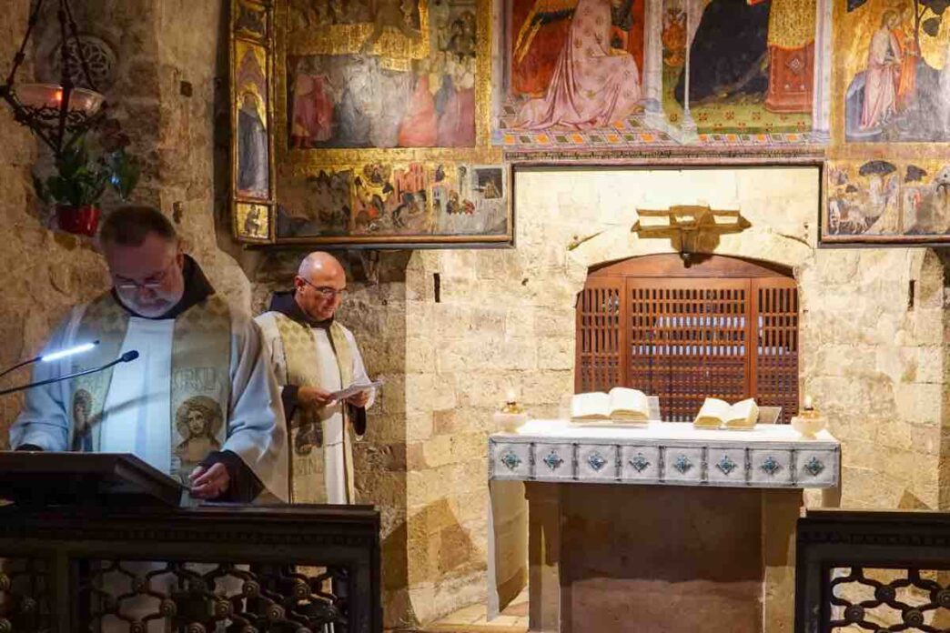 Francesco e Chiara hanno vissuto vocazioni differenti: lui itinerante, instancabile annunciatore del Vangelo; lei nascosta nel silenzio di San Damiano