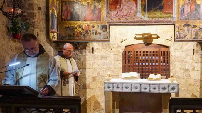 Francesco e Chiara hanno vissuto vocazioni differenti: lui itinerante, instancabile annunciatore del Vangelo; lei nascosta nel silenzio di San Damiano