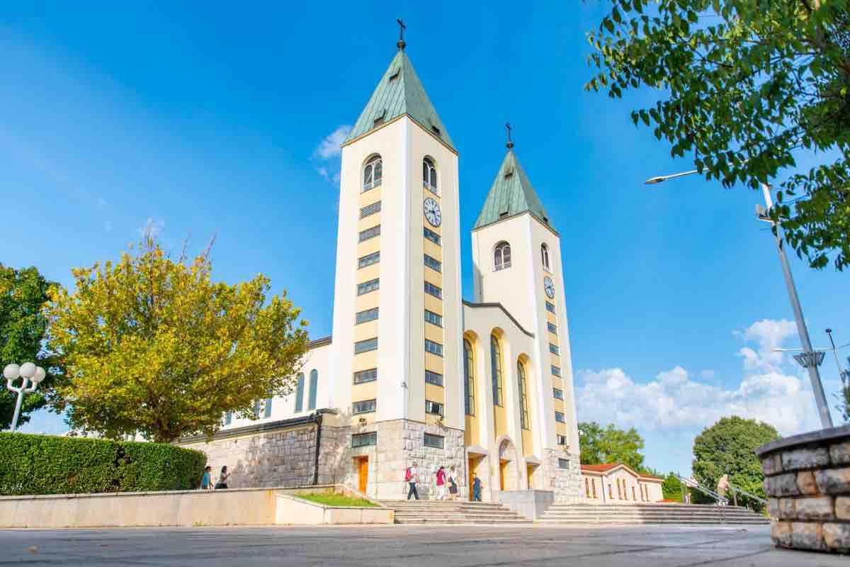 Monsignor Palić ha accolto la notizia con profondo dolore, spiegando che questi gesti non colpiscono soltanto una pietra, una statua o un altare, ma feriscono il cuore di chi in quei luoghi cerca Dio, pace e conversione.
