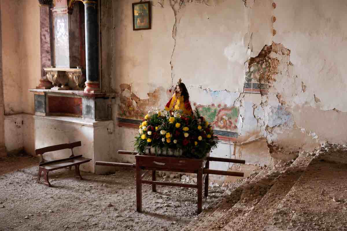 Padre Díaz lo ha sottolineato esplicitamente nel suo racconto, mettendo in evidenza il contrasto tra le macerie della navata e l'integrità della statua
