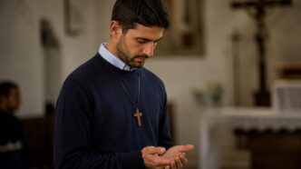 Il laico consacrato non è sacerdote ma vive povertà, obbedienza e castità: ecco chi è e come nasce questa vocazione nella Chiesa.