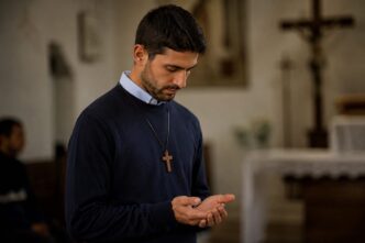 Il laico consacrato non è sacerdote ma vive povertà, obbedienza e castità: ecco chi è e come nasce questa vocazione nella Chiesa.