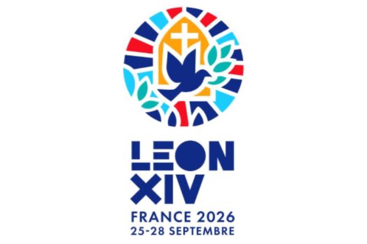 Oltre al logo principale, le immagini che lo accompagnano includono illustrazioni minimaliste di tre luoghi simbolo del viaggio papale: Parigi, Lourdes e Metz.