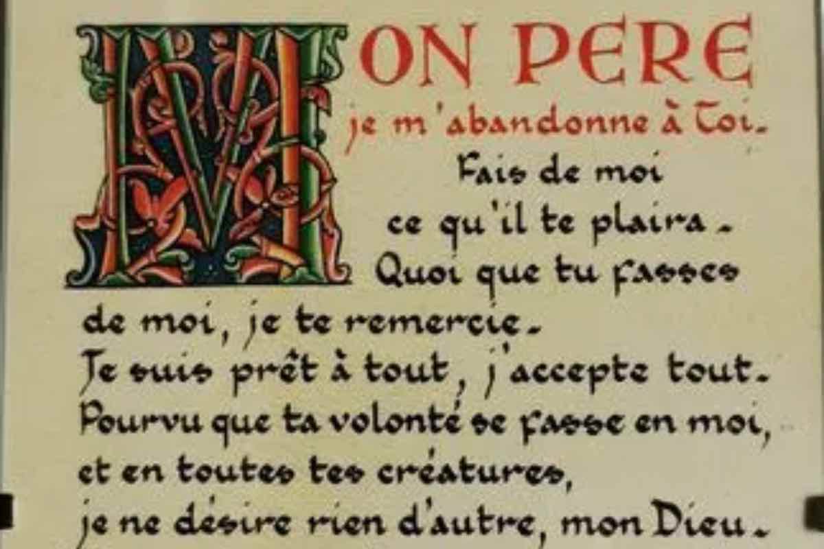 lo stesso Foucauld considerava quel libro "lo scritto che più profondamente aveva segnato la sua vita". Un legame che aiuta a comprendere da dove nasca il linguaggio di totale resa a Dio che attraversa tutta la preghiera