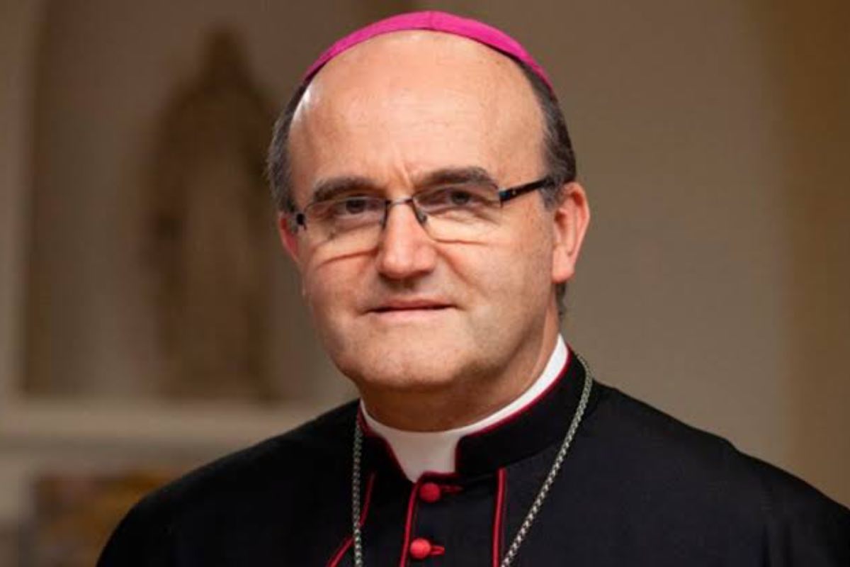 Per il vescovo, quando si trasforma qualcuno in un idolo, prima o poi arriva la delusione, perché "gli idoli sono sempre fatti di argilla"