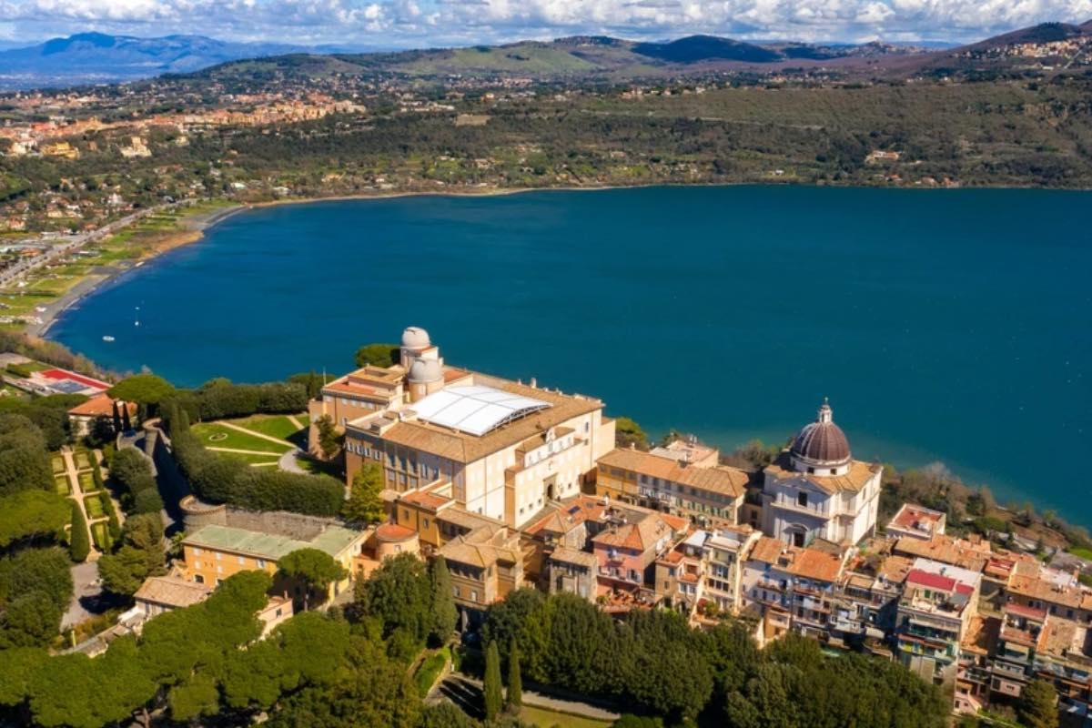 Nel secondo Novecento Castel Gandolfo divenne stabilmente la residenza estiva dei pontefici