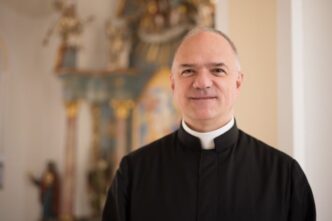La FSSPX respinge la scomunica del Vaticano dopo le consacrazioni episcopali del 1° luglio e definisce le sanzioni oggettivamente ingiuste e invalide.