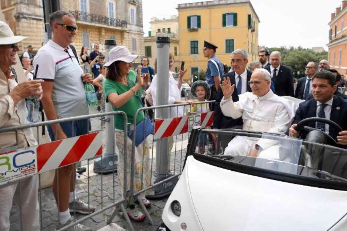 Dopo il richiamo alla pace, Leone XIV ha dedicato spazio ai saluti ai numerosi gruppi ecclesiali presenti in Piazza della Libertà