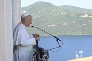 Papa Leone XIV soggiorna a Castel Gandolfo dal 5 al 27 luglio, riaprendo una tradizione estiva pontificia lunga quasi quattro secoli.