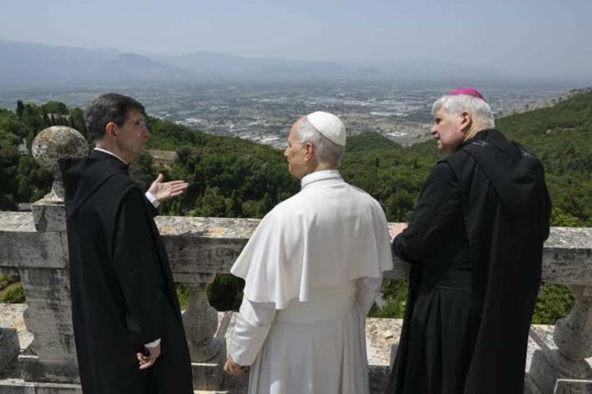 Il luogo scelto per la visita ha un peso simbolico preciso. Montecassino è legata in modo indissolubile alla figura di San Benedetto, fondatore del monachesimo occidentale e patrono d'Europa