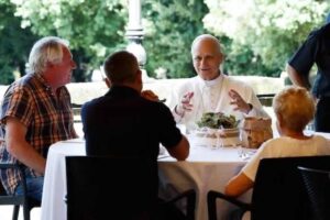 Circa 200 persone vulnerabili della diocesi di Roma andranno a pranzo con Leone XIV l'11 luglio a Borgo Laudato si', tra liturgia e visita guidata.