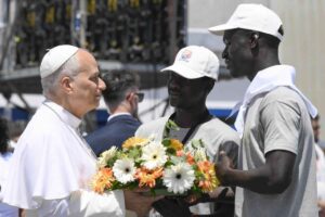 Oggi 4 luglio Papa Leone XIV visiterà Lampedusa, seguendo l'esempio di Francesco, per incontrare i migranti e ricordare le vittime del mare.