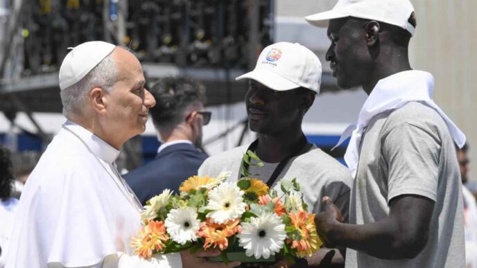 Oggi 4 luglio Papa Leone XIV visiterà Lampedusa, seguendo l'esempio di Francesco, per incontrare i migranti e ricordare le vittime del mare.