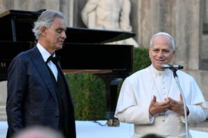 Al Borgo Laudato si' Papa Leone ha incontrato ragazzi di Paesi in guerra con la Fondazione Bocelli, indicando nella bellezza la via per la pace.