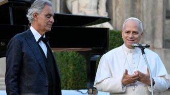 Al Borgo Laudato si' Papa Leone ha incontrato ragazzi di Paesi in guerra con la Fondazione Bocelli, indicando nella bellezza la via per la pace.