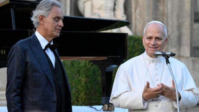 Al Borgo Laudato si' Papa Leone ha incontrato ragazzi di Paesi in guerra con la Fondazione Bocelli, indicando nella bellezza la via per la pace.
