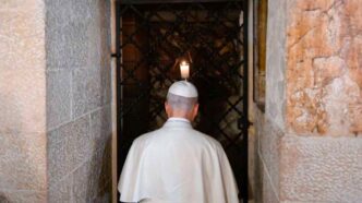Papa Leone XIV ha visitato a sorpresa l'Abbazia di Montecassino, pregando sulla tomba di San Benedetto da Norcia per la pace nel mondo intero.