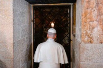 Papa Leone XIV ha visitato a sorpresa l'Abbazia di Montecassino, pregando sulla tomba di San Benedetto da Norcia per la pace nel mondo intero.