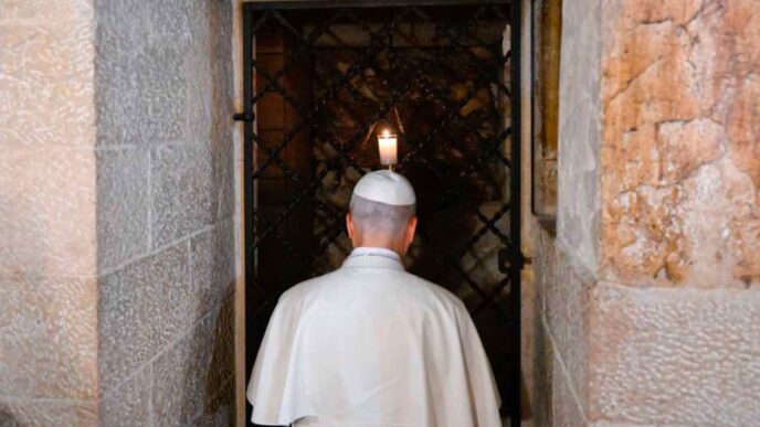Papa Leone XIV ha visitato a sorpresa l'Abbazia di Montecassino, pregando sulla tomba di San Benedetto da Norcia per la pace nel mondo intero.