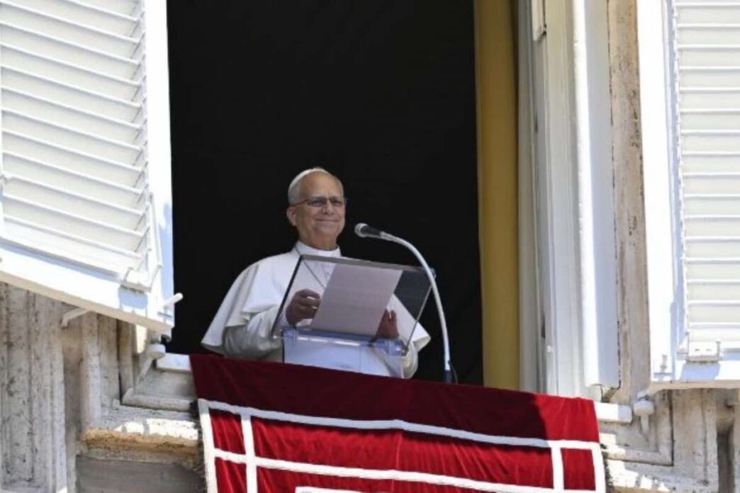 All'Angelus Leone XIV spiega che la sapienza della croce si rivela ai piccoli e non ai sapienti, ed è dono di sé per amore.