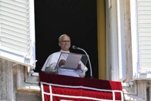 All'Angelus Leone XIV spiega che la sapienza della croce si rivela ai piccoli e non ai sapienti, ed è dono di sé per amore.