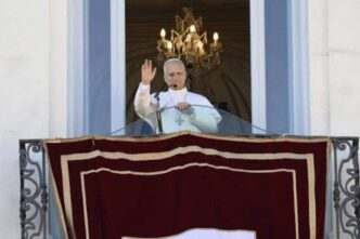 Papa Leone XIV, da Castel Gandolfo, rinnova l'appello alla preghiera per la pace nel mondo e ricorda i conflitti che insanguinano diversi Paesi.