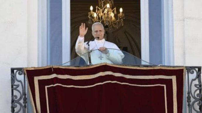 Papa Leone XIV, da Castel Gandolfo, rinnova l'appello alla preghiera per la pace nel mondo e ricorda i conflitti che insanguinano diversi Paesi.
