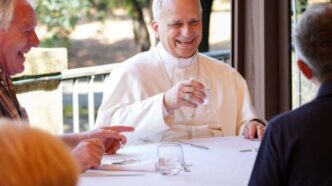 A Borgo Laudato si' il Papa ha condiviso il pranzo con 200 poveri assistiti dalla Diocesi di Roma, un gesto di fraternità e accoglienza per gli ultimi.