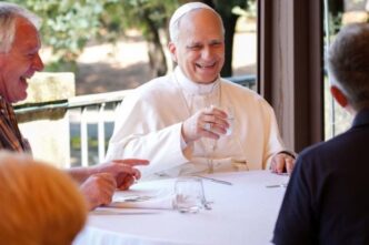 A Borgo Laudato si' il Papa ha condiviso il pranzo con 200 poveri assistiti dalla Diocesi di Roma, un gesto di fraternità e accoglienza per gli ultimi.