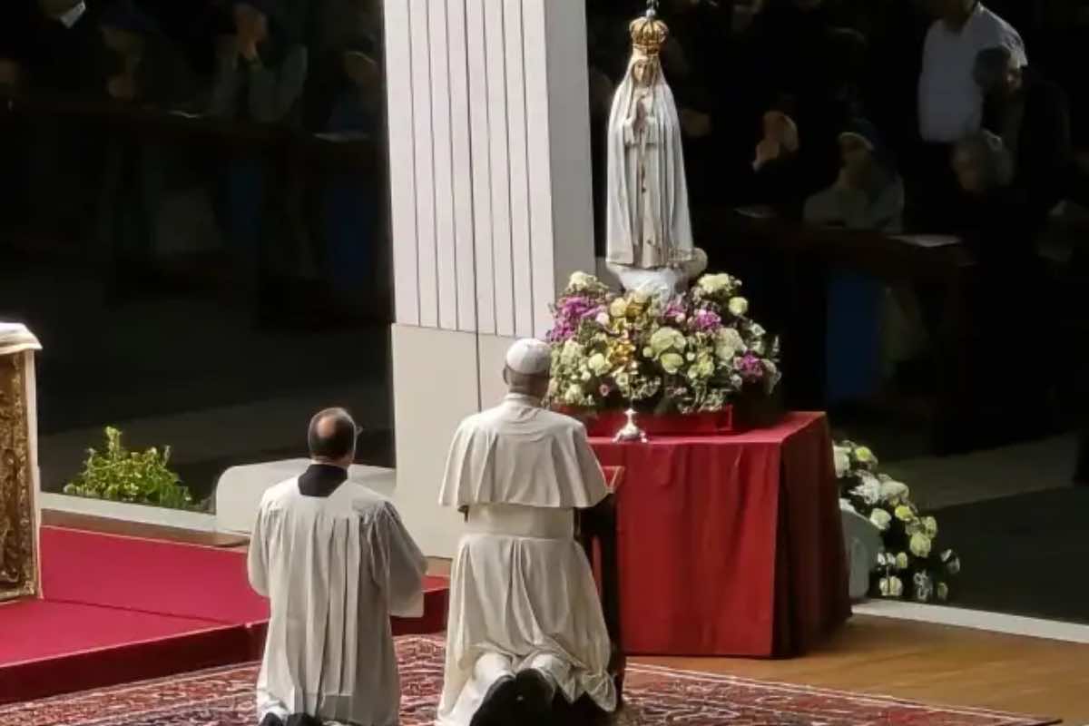Nel caso di agosto, molte tradizioni popolari concentrano la devozione sul Cuore Immacolato di Maria. È un mese che porta con sé anche la Solennità dell'Assunzione, e che per questo si presta naturalmente a una riflessione più ampia sulla figura mariana.
