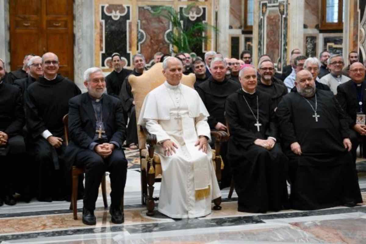 Il Pontefice non manca di richiamare un rischio concreto per la vita religiosa: quello degli egoismi individuali, che possono minare la comunione fraterna