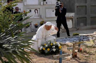 Papa Leone a Lampedusa denuncia le morti nel Mediterraneo e chiama l'Europa a politiche serie di accoglienza, sviluppo e lotta alla corruzione.