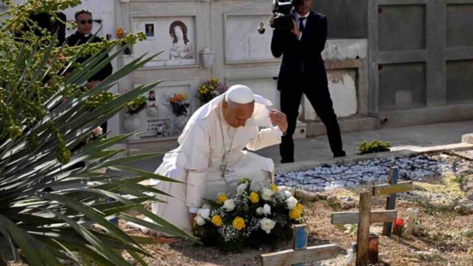 Papa Leone a Lampedusa denuncia le morti nel Mediterraneo e chiama l'Europa a politiche serie di accoglienza, sviluppo e lotta alla corruzione.