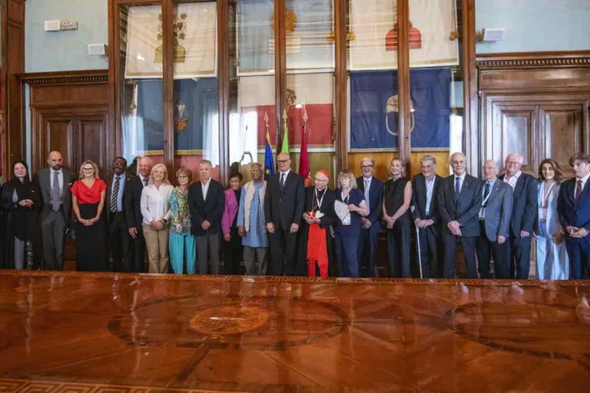 Il documento chiede trasparenza agli sviluppatori dei modelli più avanzati e un trattato che vieti l'integrazione irresponsabile dell'IA nei sistemi di comando e controllo nucleare