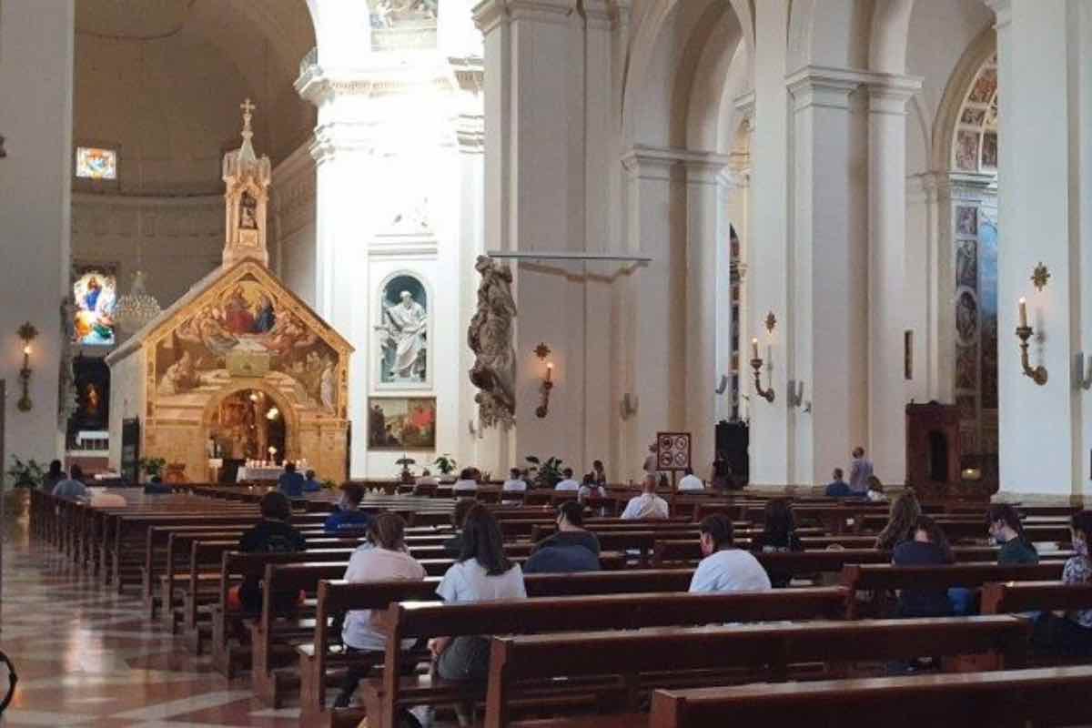 Chi attraversa la porta della Porziuncola, ricordano dal santuario, non compie soltanto un pellegrinaggio: accetta di lasciarsi riconciliare da Dio