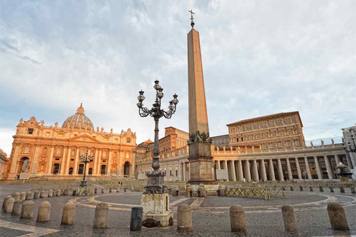 Seguire Gesù, spiega Leone XIV, significa condividere la sua vita fino alla croce, come Cristo stesso ha indicato quando ha chiesto a chi vuole seguirlo di "rinneghi sé stesso, prenda la sua croce e mi segua"
