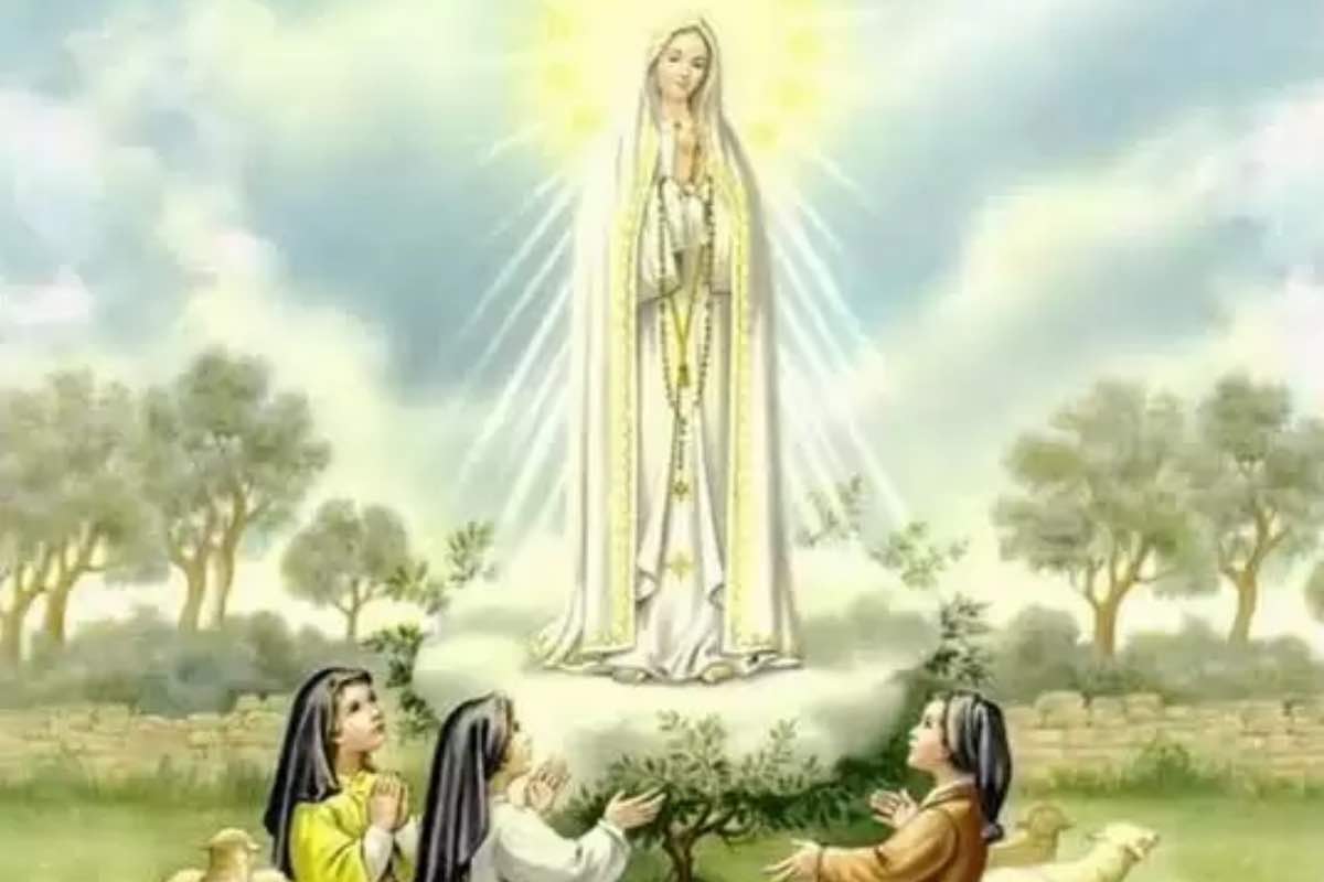 I veggenti descrivono una donna giovane, quasi una ragazza, di statura piuttosto piccola. Ma soprattutto è l'età dell'Apparizione a colpire: Maria appare sempre molto giovane