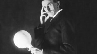 Nato durante una tempesta, cresciuto tra preghiera e scienza: come la fede ha attraversato la vita e le scoperte di Nikola Tesla, tra dubbi e certezze.