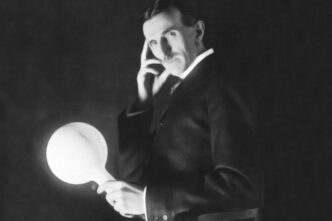 Nato durante una tempesta, cresciuto tra preghiera e scienza: come la fede ha attraversato la vita e le scoperte di Nikola Tesla, tra dubbi e certezze.