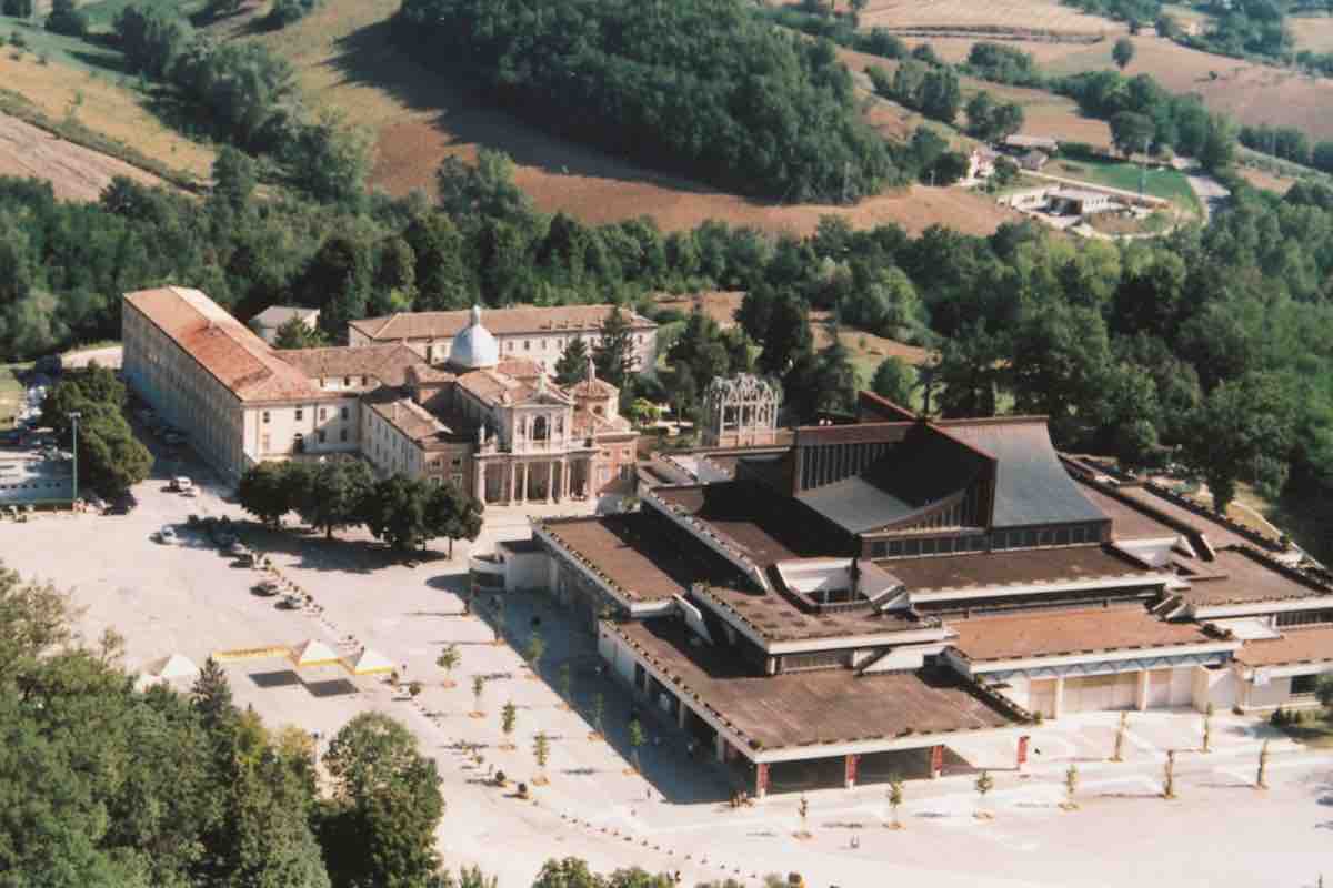 Il convegno si colloca nel solco dell'enciclica Magnifica humanitas, firmata da Leone XIV il 15 maggio. Nel testo il Pontefice scrive che, nel tempo dell'intelligenza artificiale, la dignità umana rischia di essere oscurata da nuove forme di disumanizzazione