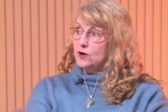 Sarah Morse, insegnante cattolica in Scozia, ha perso il lavoro dopo aver espresso le sue idee pro-vita in classe e ora fa causa alla scuola.