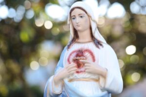 Agosto è il mese liturgico popolare dedicato al Cuore Immacolato di Maria, tra la Solennità dell'Assunzione e la contemplazione di Maria Madre e Regina.