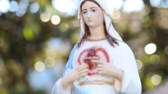Agosto è il mese liturgico popolare dedicato al Cuore Immacolato di Maria, tra la Solennità dell'Assunzione e la contemplazione di Maria Madre e Regina.
