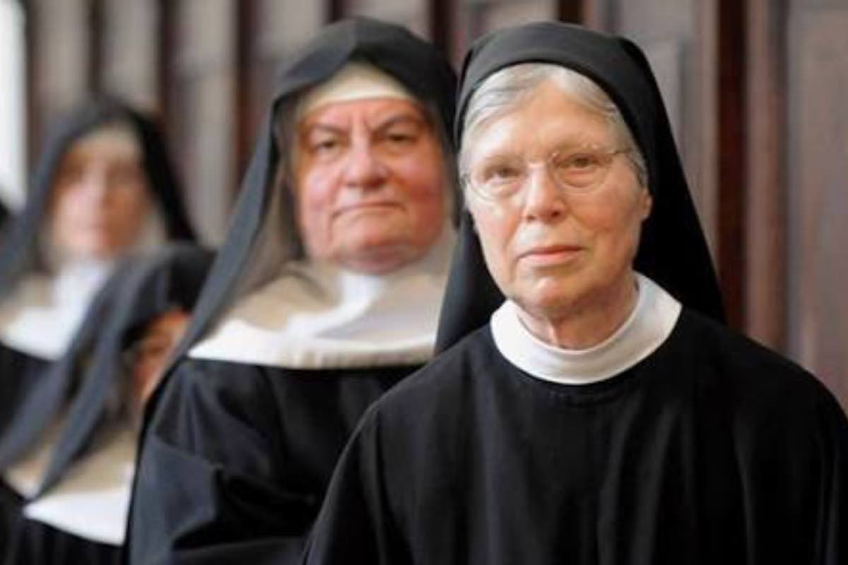 La vita monastica offre una routine quotidiana ordinata, con orari stabiliti per lavoro, pasti e preghiera, relazioni durature e uno scopo condiviso, condizioni che secondo lo studio favoriscono il benessere fisico e mentale