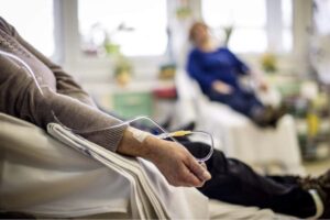 In Canada le restava solo l'eutanasia per il tumore ovarico: il marito l'ha portata negli Stati Uniti e oggi la donna è ancora viva.
