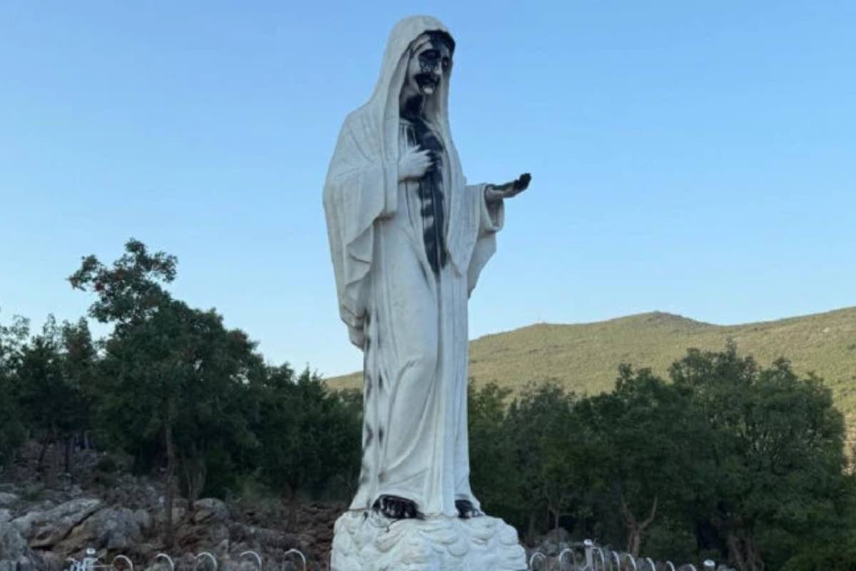Sul Podbrdo la statua della Madonna Regina della Pace è stata ricoperta di vernice nera, con scritte offensive lasciate sul piedistallo e sulla figura stessa