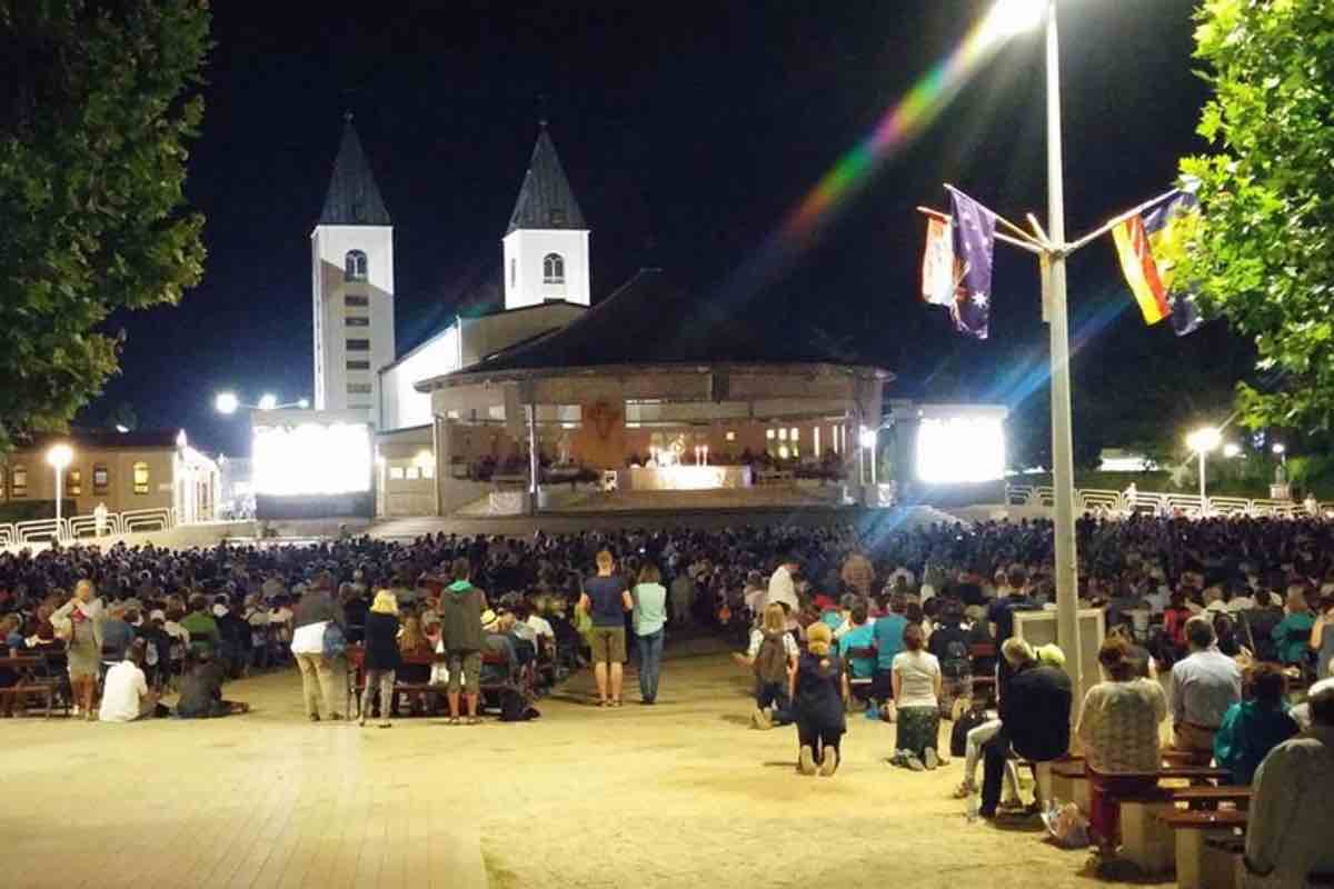 Come da consuetudine, l'adorazione comunitaria si terrà dalle 22 alle 23, un'ora di preghiera silenziosa davanti al Santissimo. Al termine, il Santissimo Sacramento resterà esposto in chiesa fino alle 7 del mattino