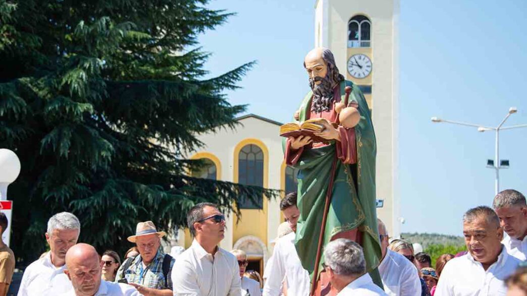 Sabato 25 luglio a Medjugorje si celebra la festa di San Giacomo apostolo, patrono della parrocchia, con messa solenne e processione.