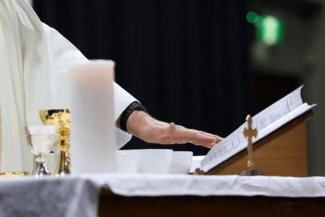 L'estate porta il consueto avvicendamento dei parroci nelle diocesi: un passaggio delicato che custodisce una grande ricchezza spirituale.